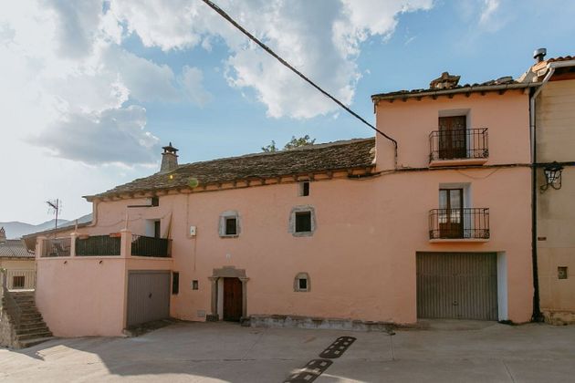 Foto 1 de Venta de casa en calle De Los Pirineos de 5 habitaciones con terraza y balcón