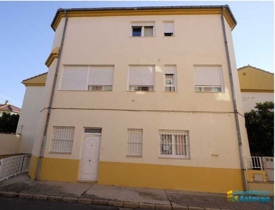 Foto 1 de Casa adossada en venda a Astorga de 4 habitacions amb calefacció