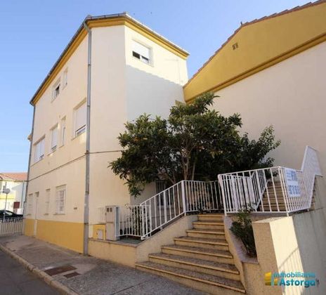 Foto 2 de Casa adossada en venda a Astorga de 4 habitacions amb calefacció