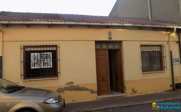 Foto 1 de Casa en venta en San Justo de la Vega de 2 habitaciones con piscina y jardín