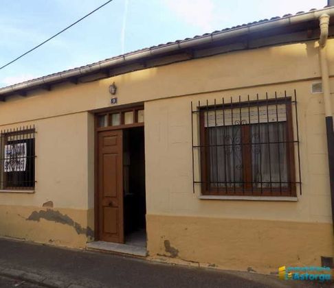 Foto 2 de Casa en venta en San Justo de la Vega de 2 habitaciones con piscina y jardín