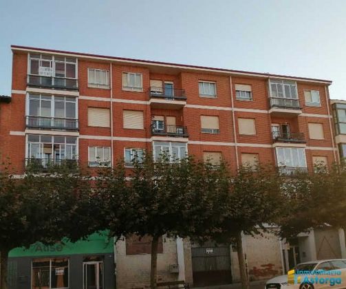 Foto 1 de Venta de piso en Astorga de 3 habitaciones con terraza y calefacción