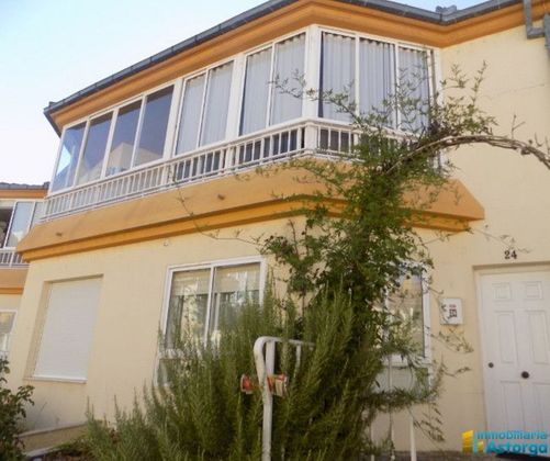 Foto 1 de Casa adossada en venda a Astorga de 4 habitacions amb garatge i calefacció