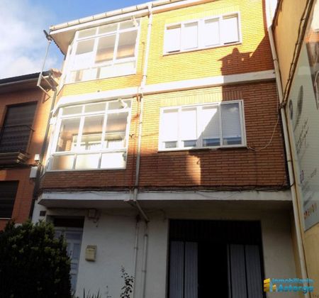 Foto 1 de Venta de chalet en Astorga de 8 habitaciones con terraza y garaje