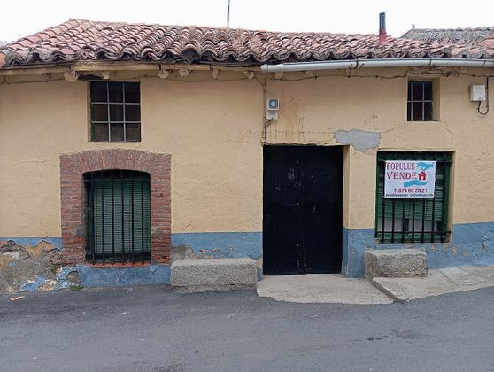Foto 2 de Casa adosada en venta en Villacastín de 3 habitaciones con jardín
