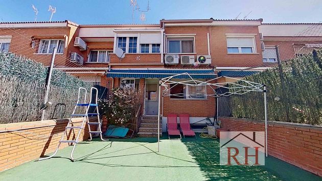 Foto 1 de Casa adossada en venda a Rinconada de 4 habitacions amb terrassa i garatge