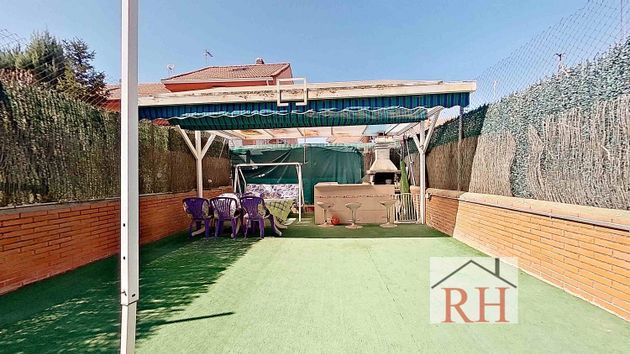 Foto 2 de Casa adossada en venda a Rinconada de 4 habitacions amb terrassa i garatge
