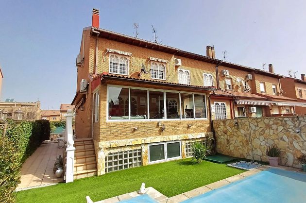 Foto 1 de Casa en venda a calle Río Turia de 3 habitacions amb terrassa i piscina