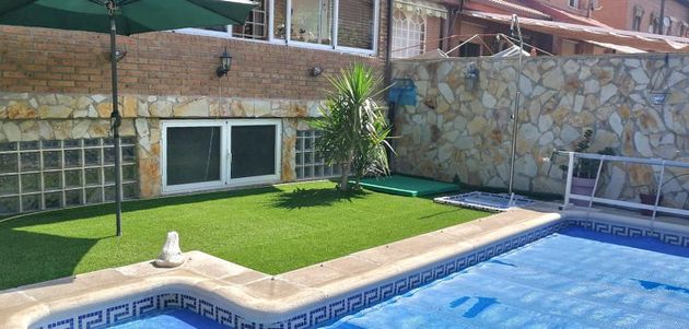 Foto 2 de Casa en venda a calle Río Turia de 3 habitacions amb terrassa i piscina