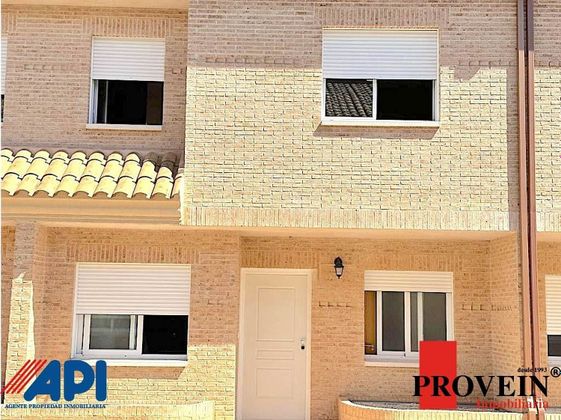 Foto 2 de Casa adossada en venda a carretera Extremadura de 3 habitacions amb terrassa i garatge