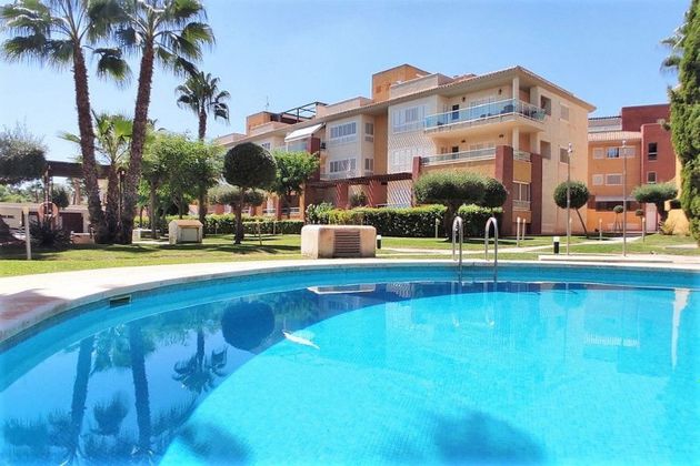 Foto 2 de Piso en venta en calle Grecia de 2 habitaciones con terraza y piscina