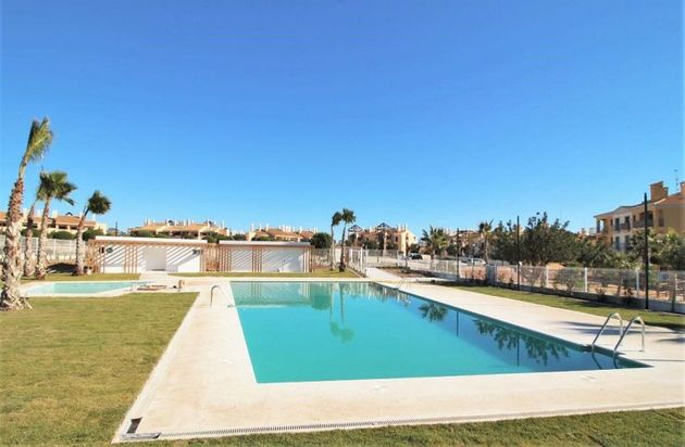 Foto 2 de Casa adossada en venda a calle Lerma de 3 habitacions amb piscina i jardí