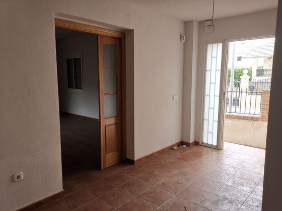 Foto 2 de Casa adossada en venda a Novés de 4 habitacions amb garatge