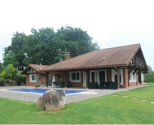 Foto 2 de Venta de chalet en Mungia de 4 habitaciones con terraza y piscina