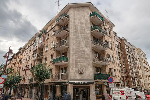 Foto 1 de Pis en venda a Centro - Desierto - Arrontegi de 3 habitacions amb terrassa i balcó