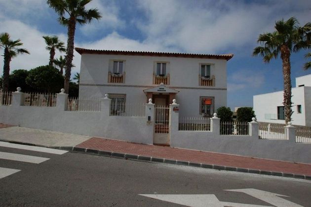 Foto 1 de Chalet en venta en Playa de los Locos de 4 habitaciones con terraza y piscina