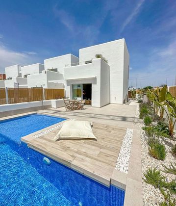Foto 1 de Xalet en venda a calle Reina Sofía de 3 habitacions amb terrassa i piscina