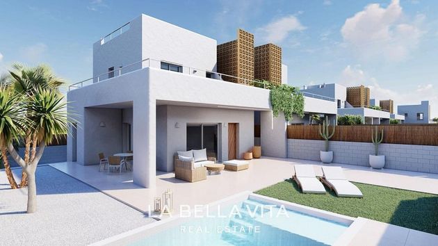 Foto 2 de Xalet en venda a calle Empresarios de 3 habitacions amb terrassa i piscina