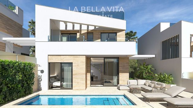 Foto 1 de Xalet en venda a calle Mulhacén de 3 habitacions amb terrassa i piscina