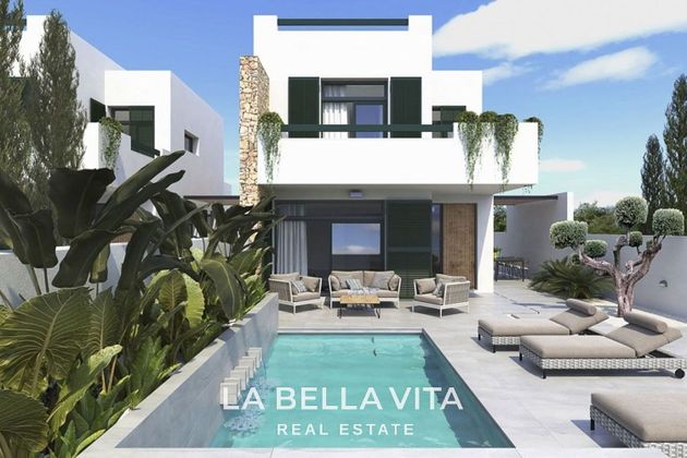 Foto 2 de Xalet en venda a calle Manuel de Falla de 3 habitacions amb terrassa i piscina