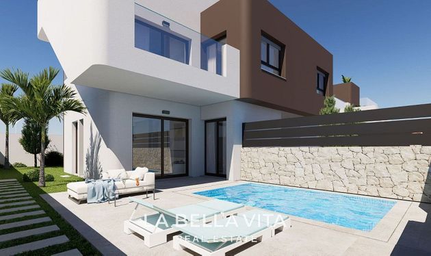 Foto 1 de Casa en venta en calle Azucena de 2 habitaciones con terraza y piscina