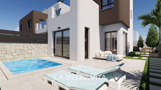 Foto 2 de Casa en venda a calle Azucena de 2 habitacions amb terrassa i piscina