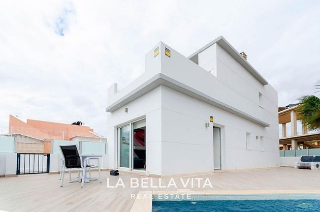 Foto 2 de Xalet en venda a avenida De Los Almendros de 3 habitacions amb terrassa i piscina