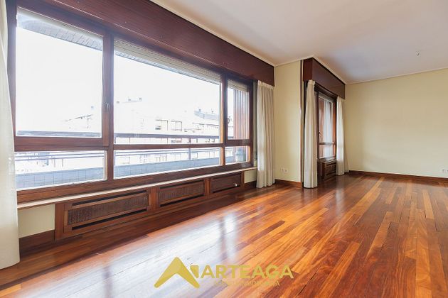 Foto 2 de Pis en venda a Las Arenas Centro de 4 habitacions amb terrassa i garatge