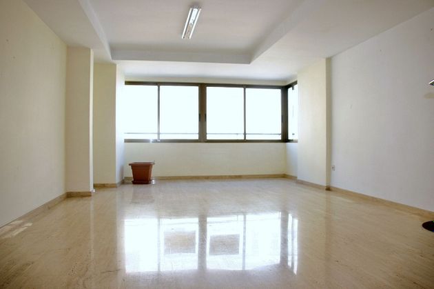 Foto 1 de Oficina en alquiler en Ensanche - Diputación con aire acondicionado