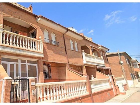 Foto 2 de Casa adossada en venda a ronda San Miguel de 4 habitacions amb terrassa i garatge