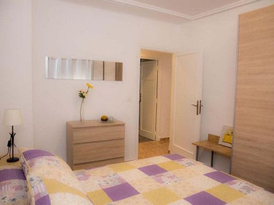 Foto 2 de Alquiler de piso en avenida De Pérez Galdós de 2 habitaciones con muebles y aire acondicionado