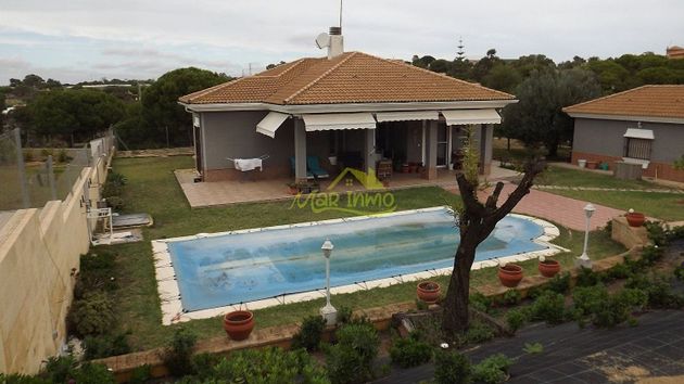 Foto 1 de Casa rural en venta en Lepe ciudad de 4 habitaciones con terraza y piscina