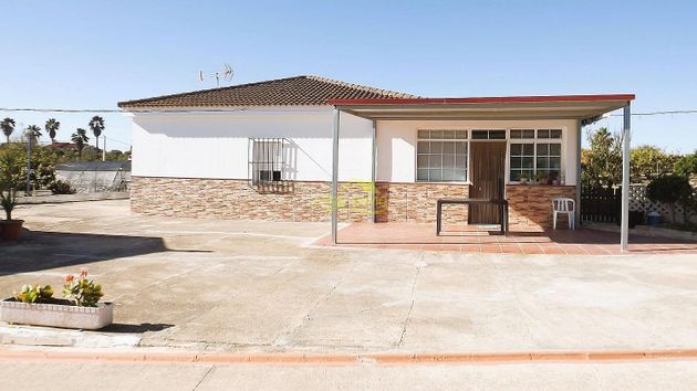 Foto 1 de Chalet en venta en Aljaraque de 3 habitaciones con terraza y piscina