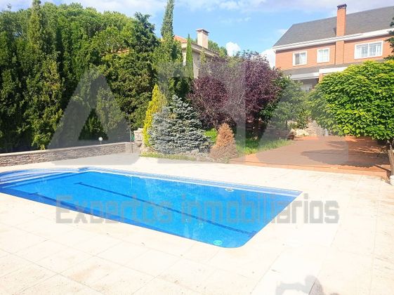 Foto 1 de Chalet en venta en Los Peñascales de 6 habitaciones con terraza y piscina