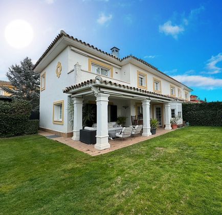 Foto 1 de Casa en venda a El Encinar de los Reyes de 5 habitacions amb terrassa i piscina