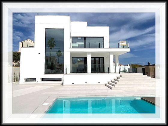 Foto 1 de Casa en venta en calle Hemingway de 4 habitaciones con terraza y piscina