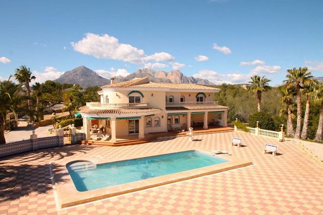 Foto 1 de Casa en venda a calle Serra Bernia de 8 habitacions amb piscina i garatge