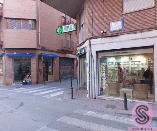 Foto 2 de Pis en lloguer a calle Entierro de la Sardina de 3 habitacions amb terrassa i mobles