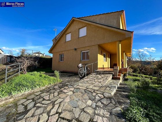 Foto 1 de Casa en venda a Carracedelo de 4 habitacions amb terrassa i garatge