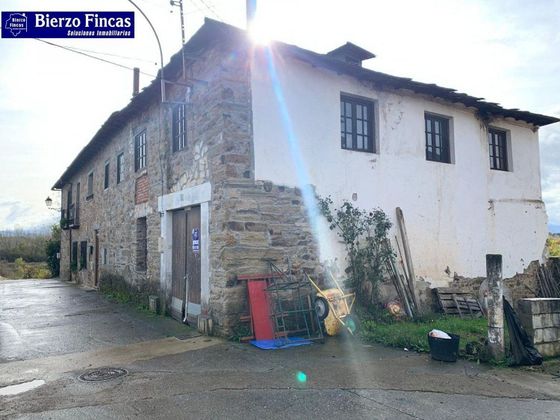 Foto 2 de Casa rural en venda a Arganza de 3 habitacions amb garatge i jardí