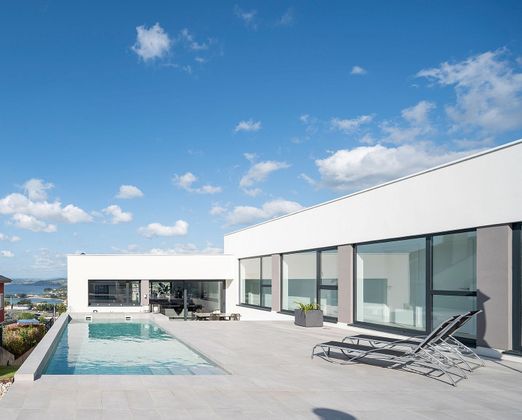 Foto 1 de Xalet en venda a calle Hamburgo de 5 habitacions amb terrassa i piscina