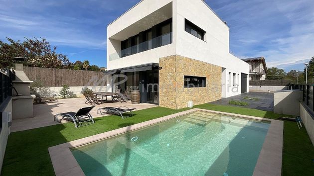 Foto 1 de Xalet en venda a Canovelles de 3 habitacions amb terrassa i piscina