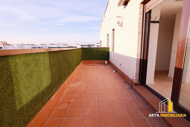 Foto 2 de Ático en alquiler en Parque Cataluña - Cañada - Soto de 1 habitación con terraza y piscina