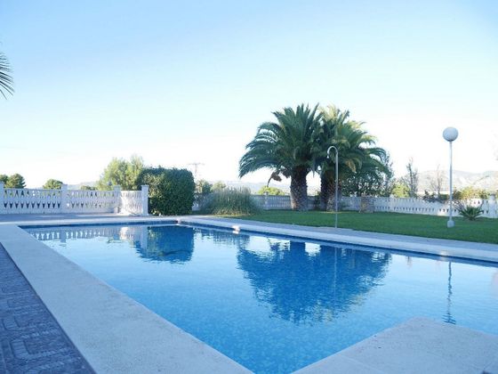 Foto 2 de Xalet en venda a Elda de 4 habitacions amb piscina i jardí