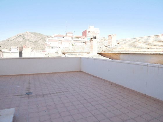 Foto 1 de Chalet en venta en Elda de 4 habitaciones con terraza