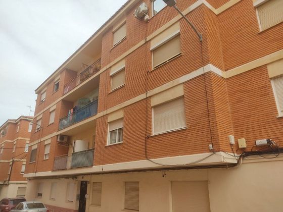 Foto 1 de Venta de piso en Almansa de 2 habitaciones con balcón y calefacción