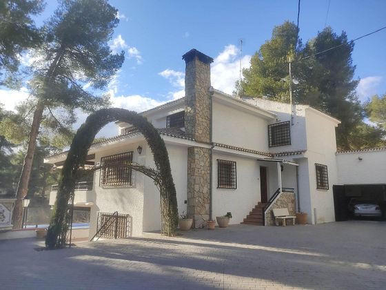 Foto 2 de Casa en venda a Almansa de 5 habitacions amb terrassa i piscina