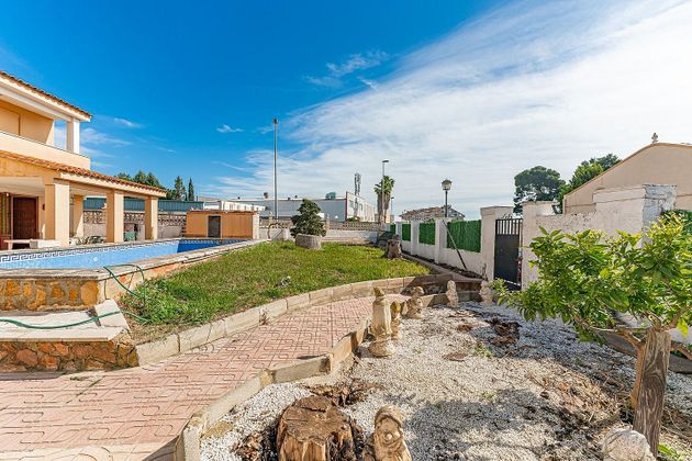 Foto 2 de Chalet en venta en Ayuntamiento - El Salvador de 4 habitaciones con terraza y piscina