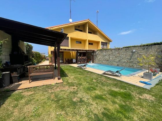 Foto 2 de Casa adossada en venda a calle Eira Da Concha de 5 habitacions amb terrassa i piscina