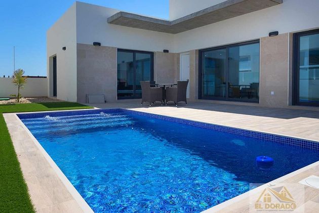 Foto 1 de Xalet en venda a Daya Nueva de 3 habitacions amb piscina i jardí